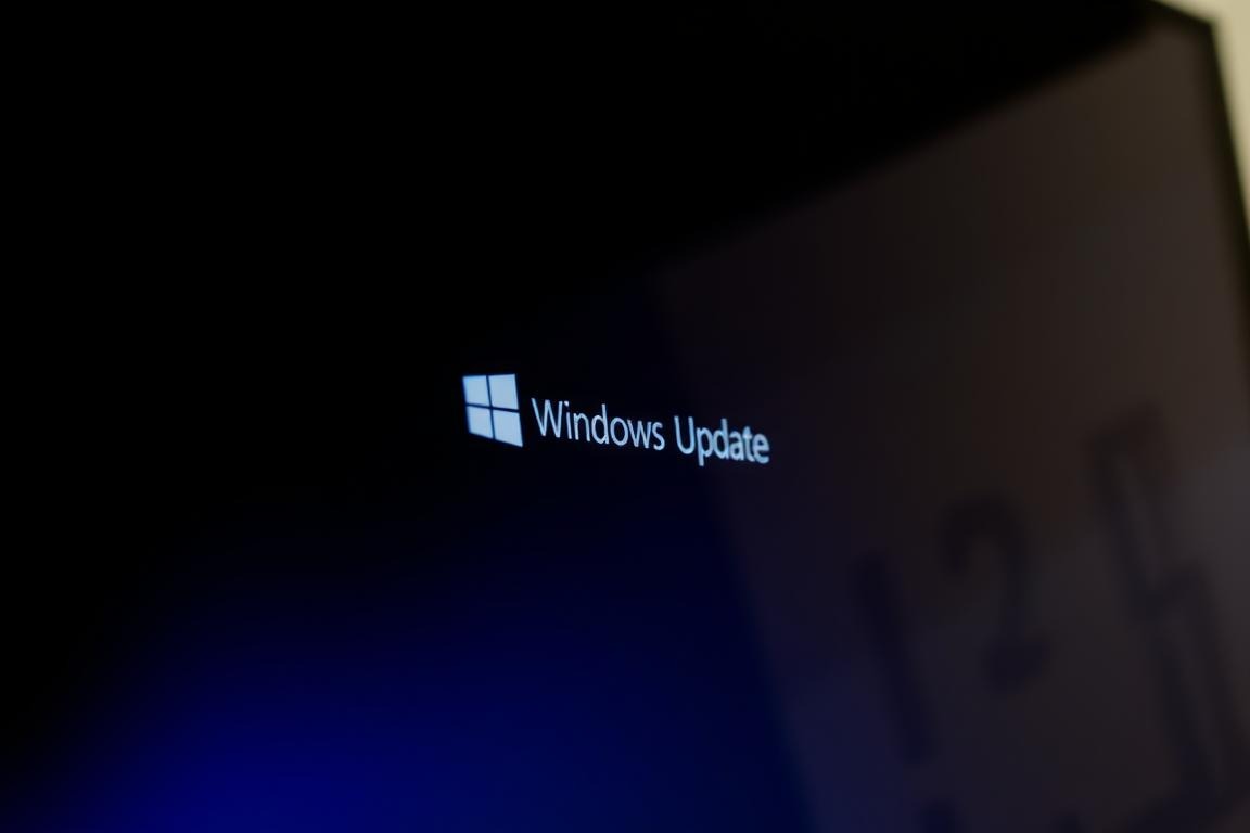 A modern desktop interface with a focused view of the Windows 10 taskbar. The taskbar is prominently displayed, highlighting the "Windows Update" icon. The interface has a clean, minimalist aesthetic with subtle gradients and soft shadows. The lighting is natural, with a warm, indirect glow illuminating the scene. The camera angle is slightly elevated, providing a comfortable, eye-level perspective. The overall mood is one of calm and clarity, encouraging the viewer to engage with the task at hand. A modern desktop interface with a focused view of the Windows 10 taskbar. The taskbar is prominently displayed, highlighting the "Windows Update" icon. The interface has a clean, minimalist aesthetic with subtle gradients and soft shadows. The lighting is natural, with a warm, indirect glow illuminating the scene. The camera angle is slightly elevated, providing a comfortable, eye-level perspective. The overall mood is one of calm and clarity, encouraging the viewer to engage with the task at hand.