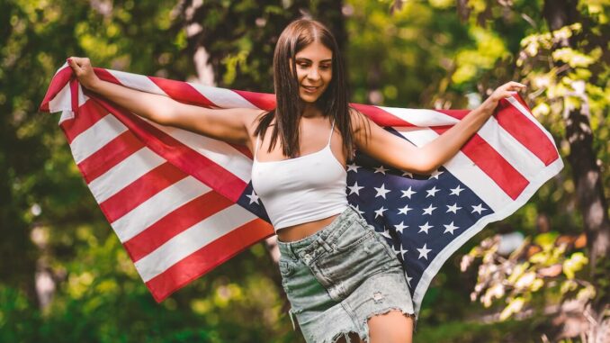 Amerikanische Flagge wird von Frau getragen