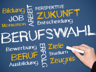Eine Hand schreibt das Wort 'Berufswahl' auf eine Tafel umgeben von anderen Begriffen wie Zukunft, Arbeit und Erfolg.