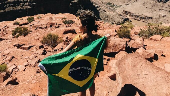Brasilianische Flagge wird von Frau getragen