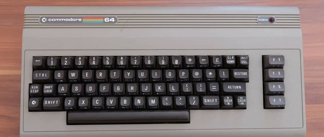 Ein Commodore 64 Heimcomputer liegt auf einem Holztisch.