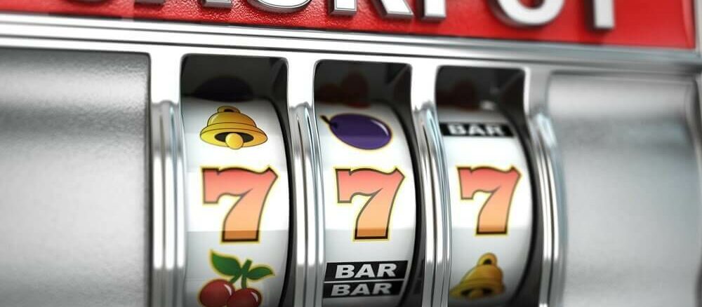 Ein Spielautomat zeigt das Wort 'JACKPOT' über drei Walzen mit Symbolen, darunter die Nummer sieben und Früchte.