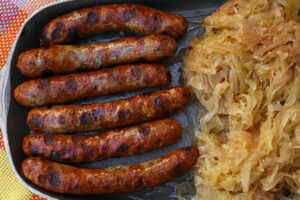 Nürnberger Rostbratwurst mit Sauerkraut