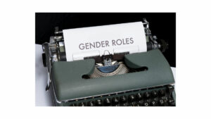 Eine alte Schreibmaschine mit einem Blatt Papier, auf dem 'GENDER ROLES' geschrieben steht.