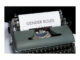 Eine alte Schreibmaschine mit einem Blatt Papier, auf dem 'GENDER ROLES' geschrieben steht.