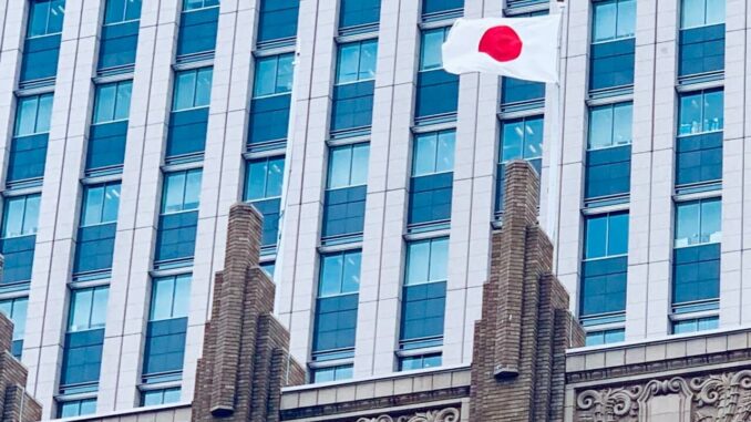 Japanische Flagge vor einem Gebäude