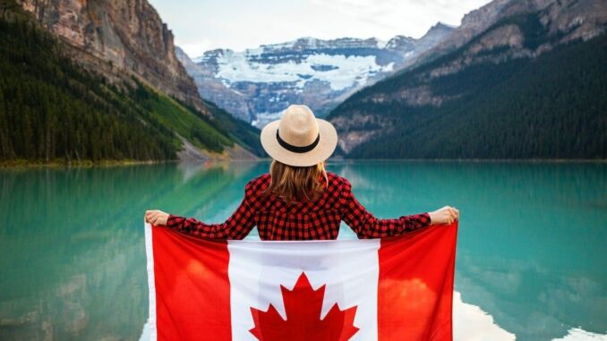 Kanadische Flagge vor einer traumhaften Landschaft