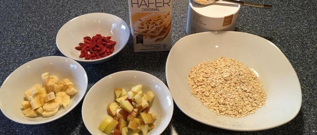 Zutaten für ein Müsli mit Goji-Beeren und Maca-Pulver