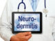 Ein Arzt in weißem Kittel hält ein Tablet mit der Aufschrift 'Neurodermitis' vor sich.