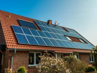 Ein Einfamilienhaus mit Ziegeldach, ausgestattet mit Solarpaneelen, unter blauem Himmel.