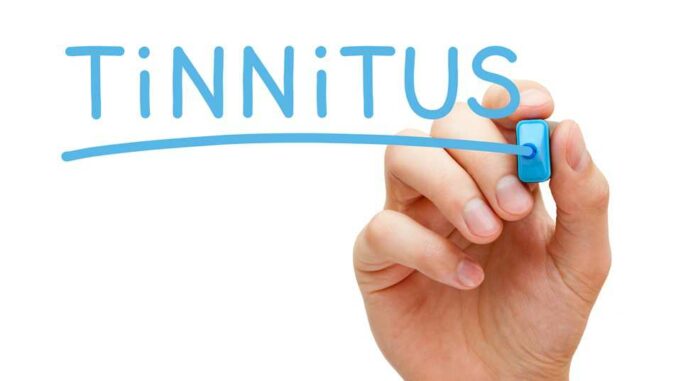 Eine Hand, die einen blauen Marker hält, unterstreicht das Wort 'Tinnitus' auf weißem Hintergrund.